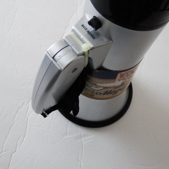 New Wembley Tailgate Handheld Megaphone - Picture 3 of 6